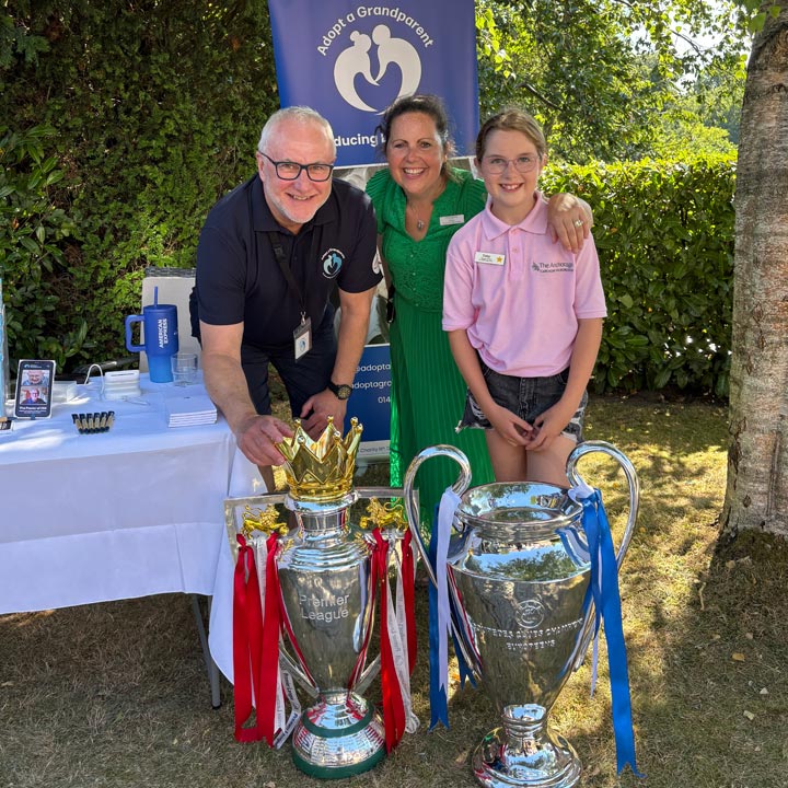 Mayor And Community Enjoy Dungate Manor Open Day